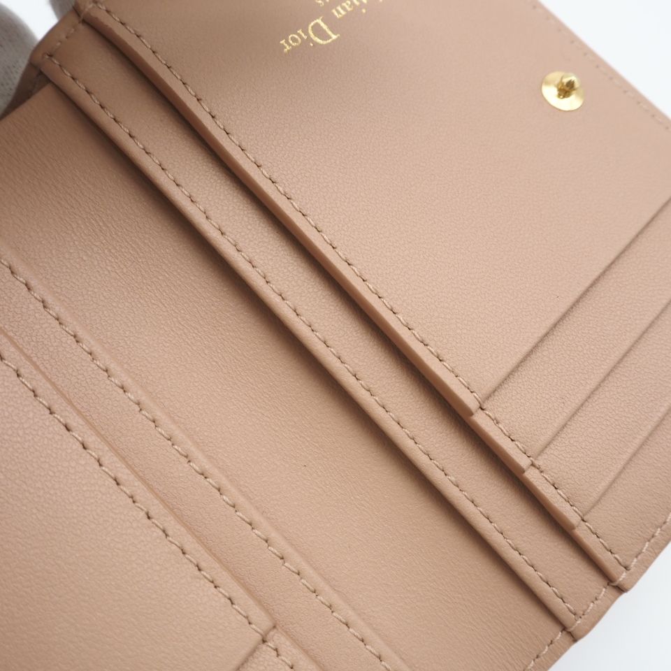★3日以内返品可★ 美品 Dior ディオール カーフスキン Dior Caro Dahlia ウォレット S5173UWHC 二つ折り財布 ピンクベージュ カーフレザー レディース ★3日以内返品可★ 美品 Dior ディオール カーフスキン Dior Caro Dahlia ウォレット S5173UWHC 二つ折り財布 ピンクベージュ カーフレザー レディース