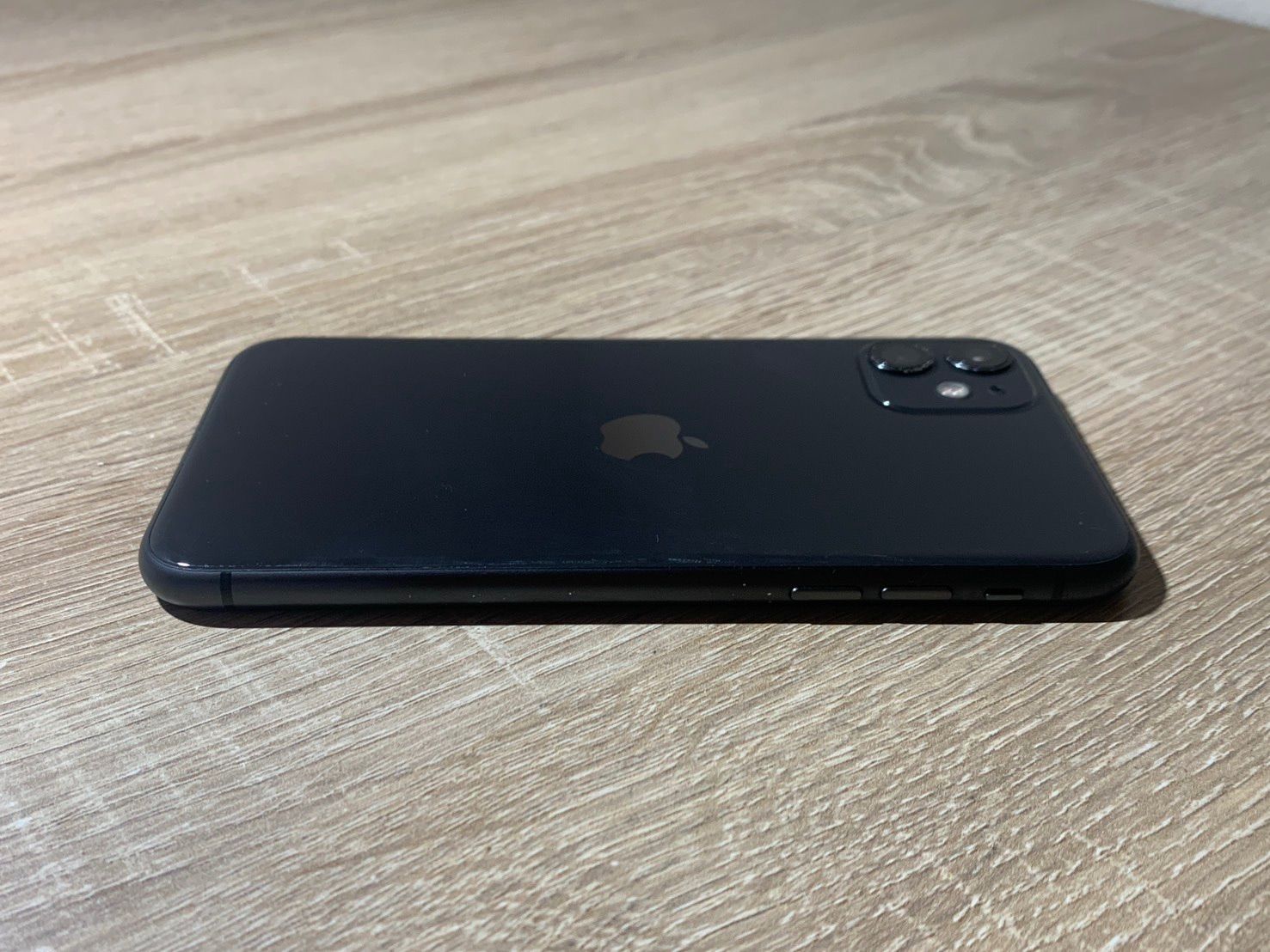 iPhone 11 64GB ブラック 動作確認済やや訳あり - メルカリ