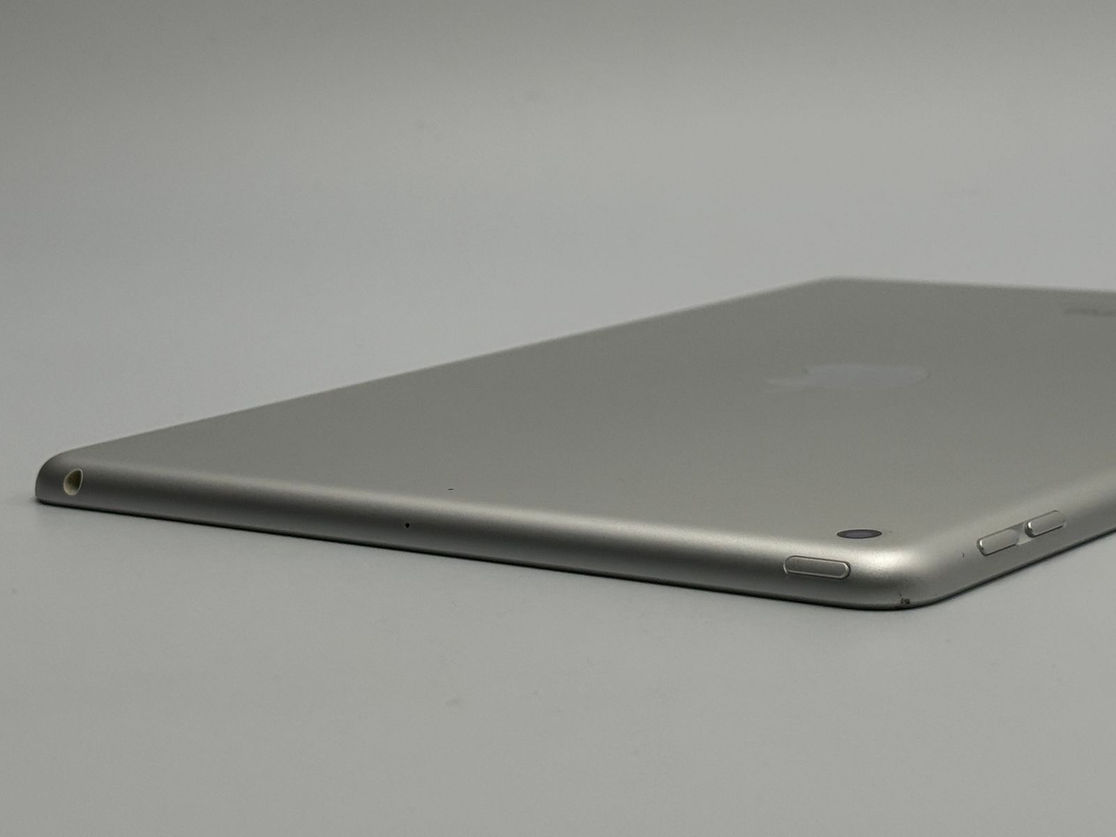 iPad 第9世代 64GB シルバー Wi-Fi 中古C - メルカリ