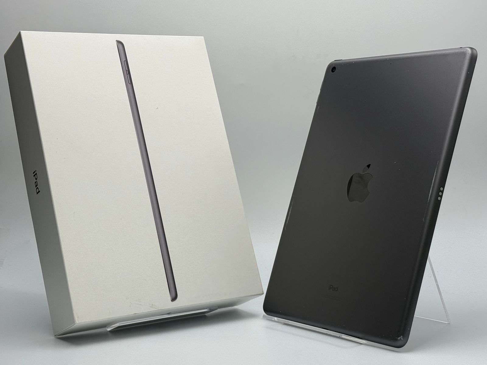 中古品〕 iPad 第8世代 32GB シルバー NYMJ2J／A auロック解除SIM