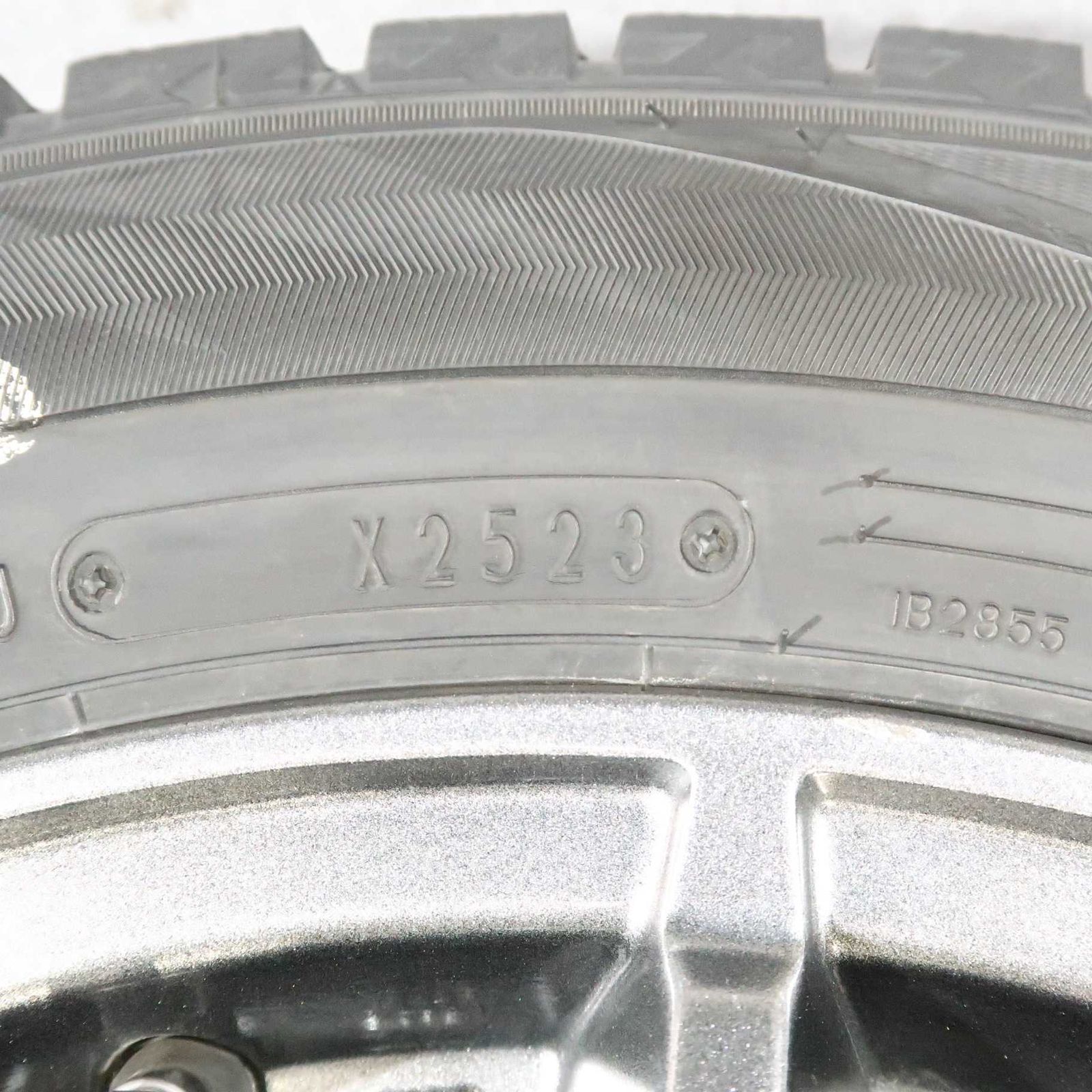 アクア ヴィッツ スイフト クロスビー イグニス 等 4本 社外 15インチ 5.5J +40 4H 100 スタッドレス DUNLOP WINTERMAXX WM02 175/65R15 アクア ヴィッツ スイフト クロスビー イグニス 等 4本 社外 15インチ 5.5J +40 4H 100 スタッドレス DUNLOP WINTERMAXX WM02 175/65R15