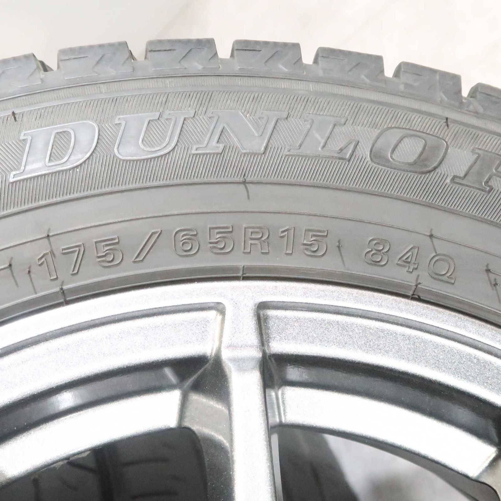 アクア ヴィッツ スイフト クロスビー イグニス 等 4本 社外 15インチ 5.5J +40 4H 100 スタッドレス DUNLOP WINTERMAXX WM02 175/65R15 アクア ヴィッツ スイフト クロスビー イグニス 等 4本 社外 15インチ 5.5J +40 4H 100 スタッドレス DUNLOP WINTERMAXX WM02 175/65R15