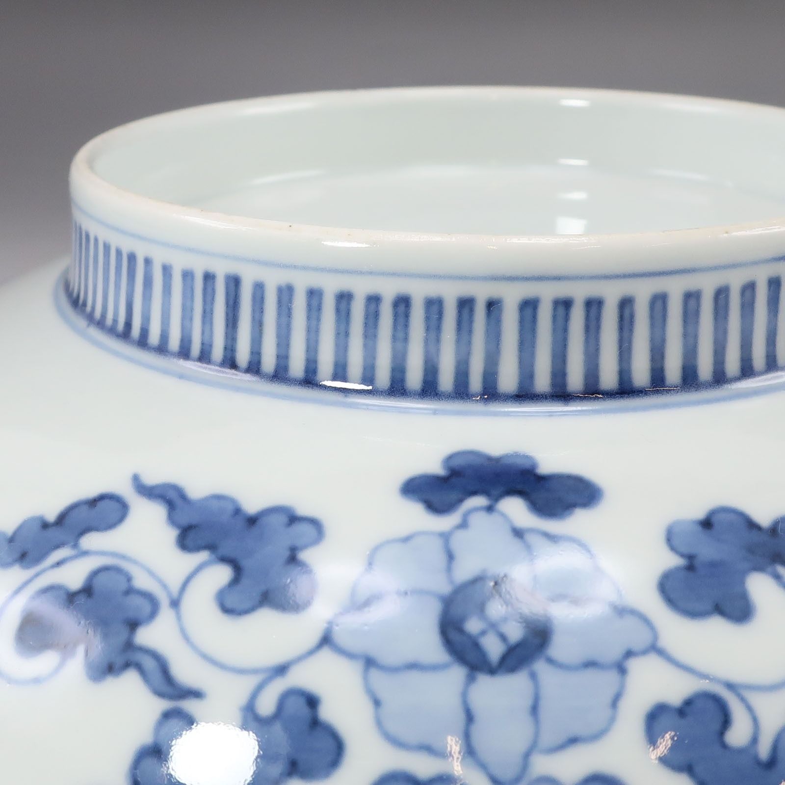 Imari】伊万里焼 藍鍋島？ 草花紋 皿 直径：20cm 陶磁器 _ 骨董品