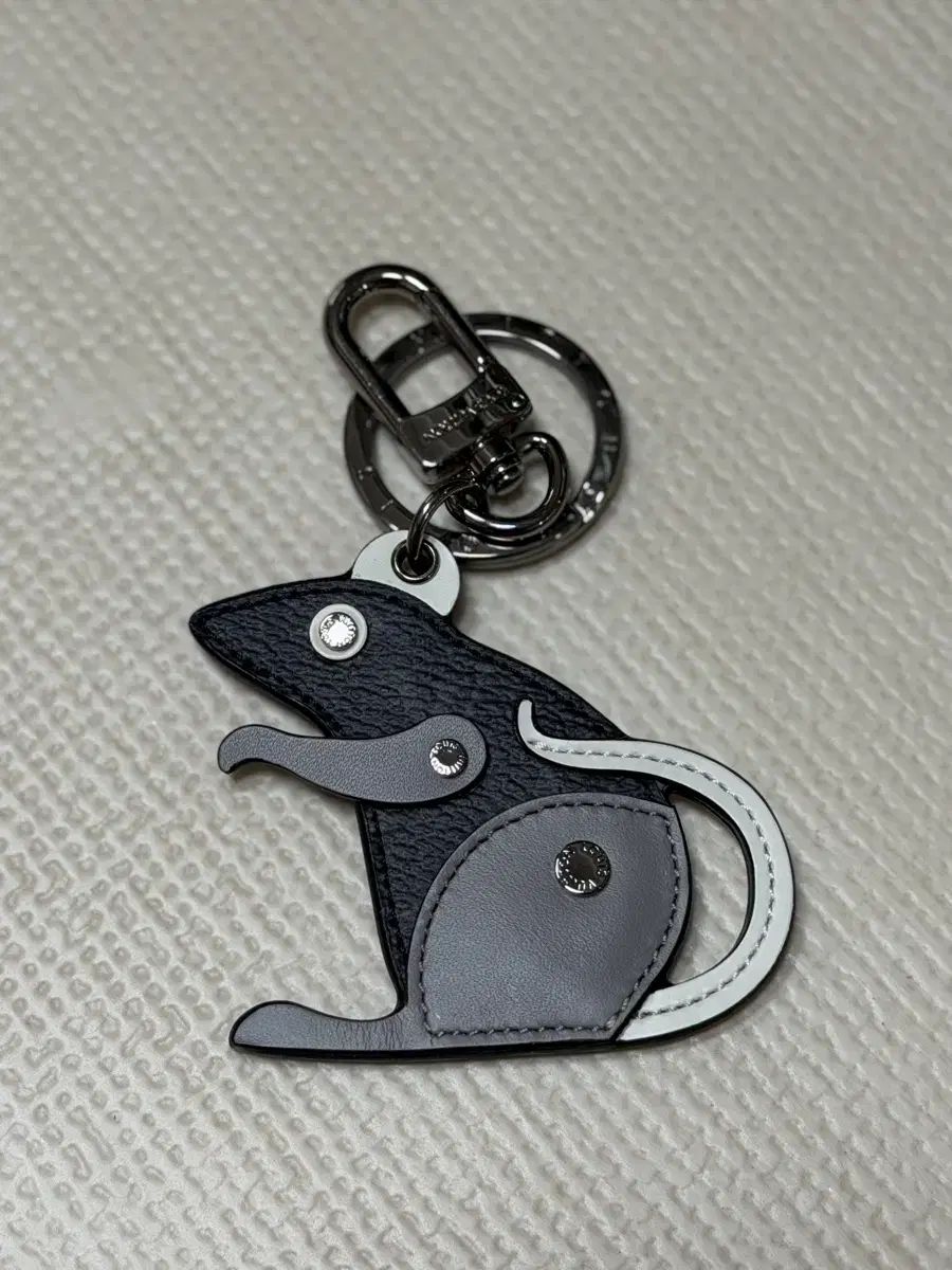 ルイヴィトン(Louis Vuitton) ポルト クレ LV ラット キーホルダー