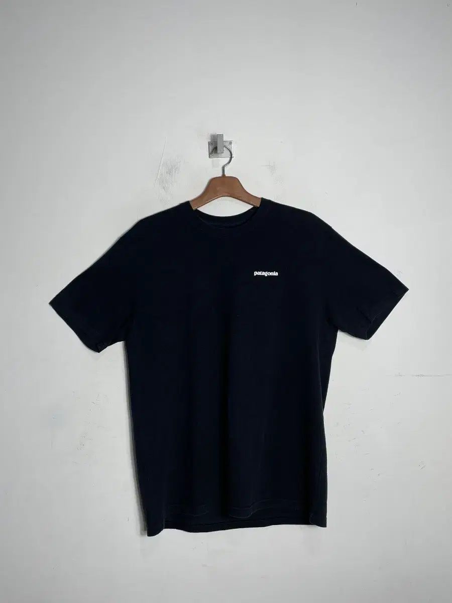 トップス Atlast&Co 26SS Pocket T Black 42 美品】At LASTu0026CO アットラスト Tシャツ クリーム レッド サイズ