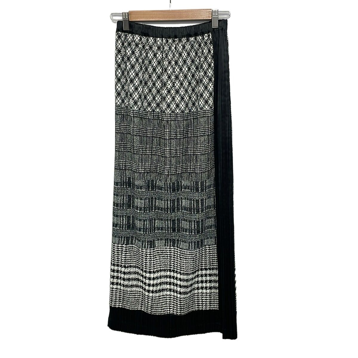 ISSEYMIYAKE(イッセイミヤケ) ロングスカート サイズL レディース美品 - 黒×アイボリー ウエストゴム