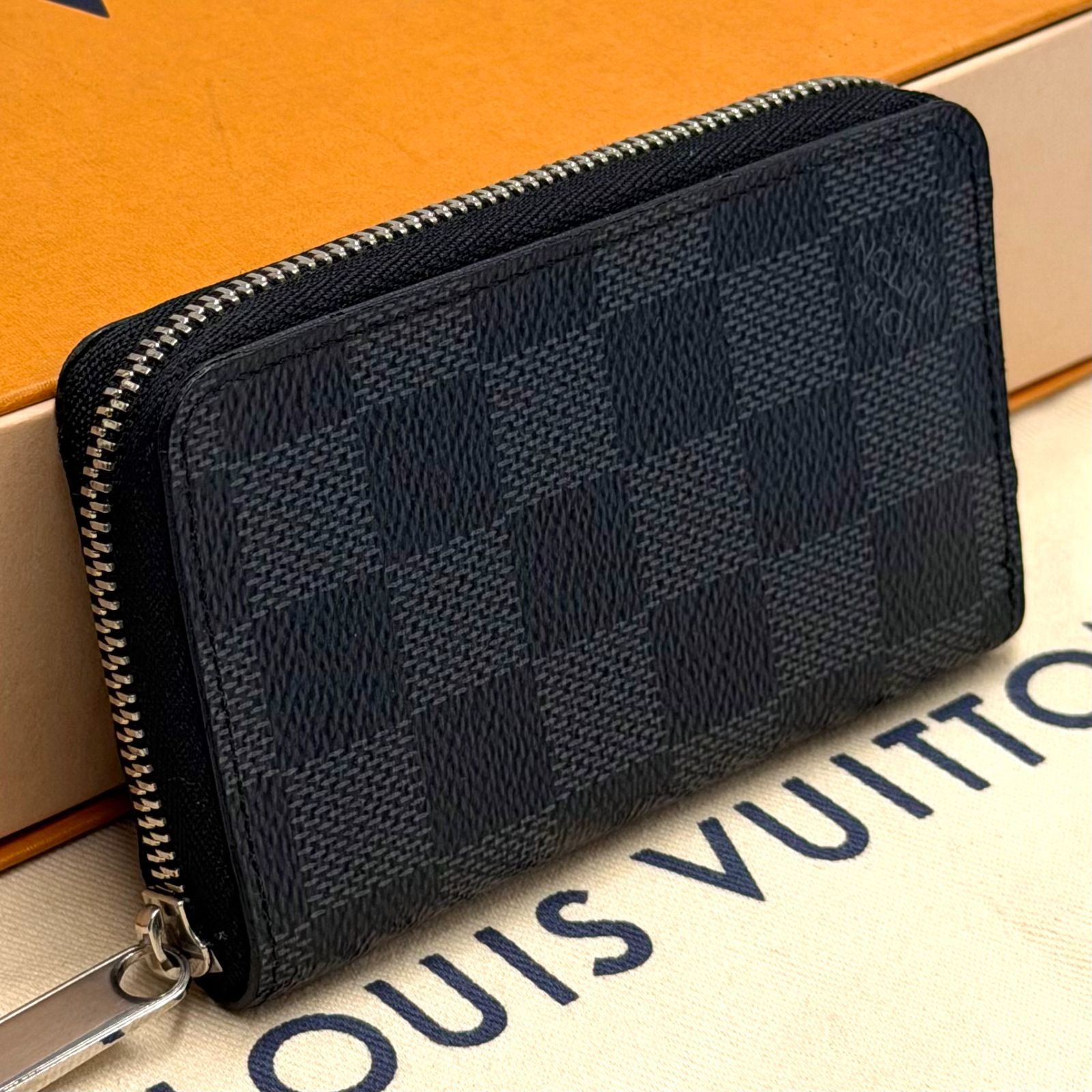 ルイヴィトン LOUIS VUITTON ダミエグラフィット ジッピーコインパース 小銭入れ コインケース コンパクト ラウンドファスナー 男女兼用 ブラック グレー レザー 22,200円