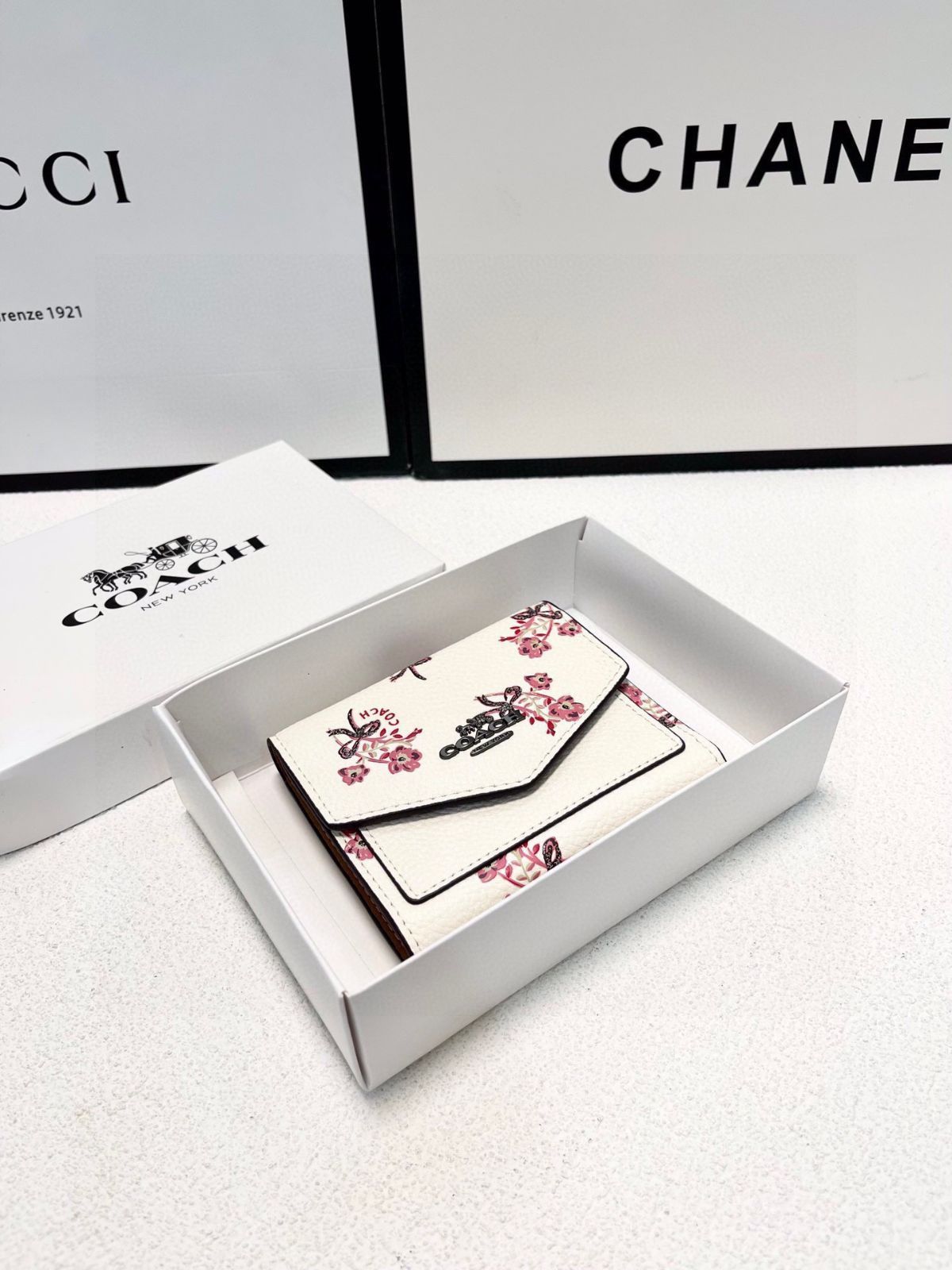 【今日特価】COACH トリフォールドウォレット, プリントデザイン, 高級レザー使用, コンパクトで実用的なデザイン [本日特価|新品未使用品]