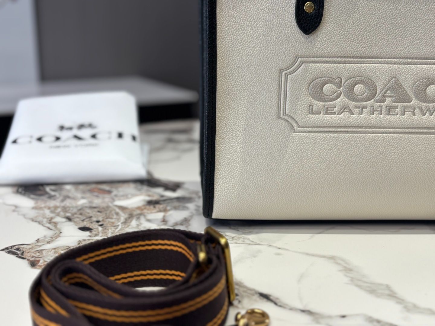 【今日特価】Coach SS22 Field 30cm Tote Bag - コーチ SS22 フィールド 30cm トートバッグ（オリジナルレザー）-WTO輸入2