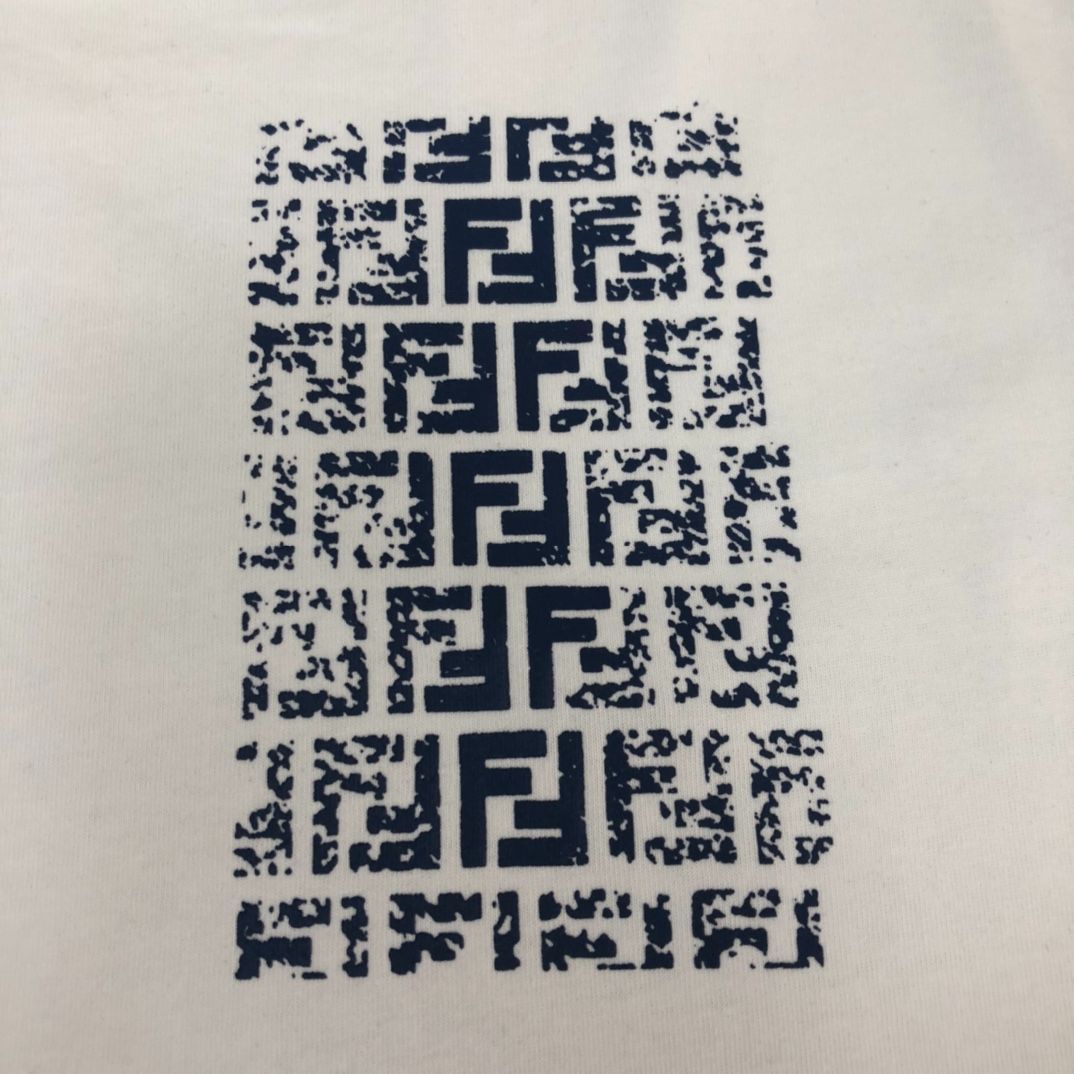【本日限定特価】FENDI クルーネックTシャツ - 高品質コットンで快適な着心地[本日特価|新品未使用品]-WTO輸入1