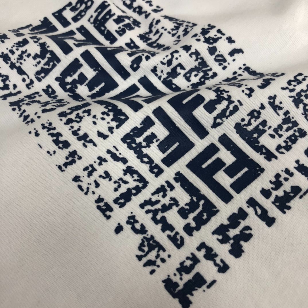 【本日限定特価】FENDI クルーネックTシャツ - 高品質コットンで快適な着心地[本日特価|新品未使用品]-WTO輸入1