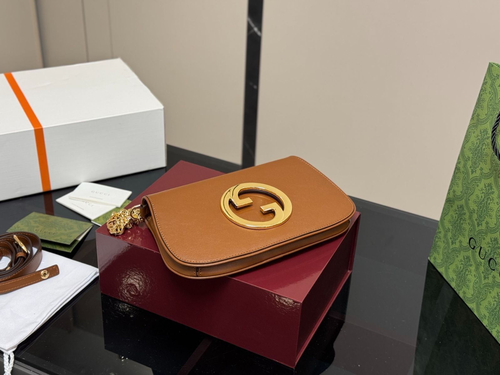 【今日特価】Gucci Blondie Shoulder Bag グッチ ブロンディ ショルダーバッグ（27×17cm）