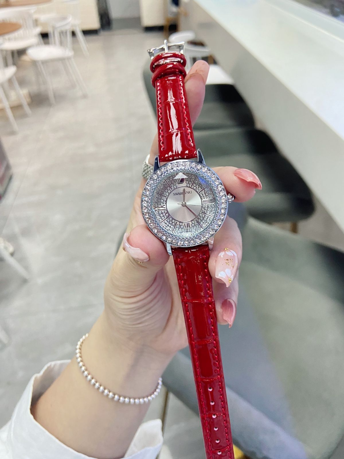 タイトル 【SWAROVSKI 今日特価】最新登場 スターデザイン クリスタルダイヤ入り 女性用腕時計