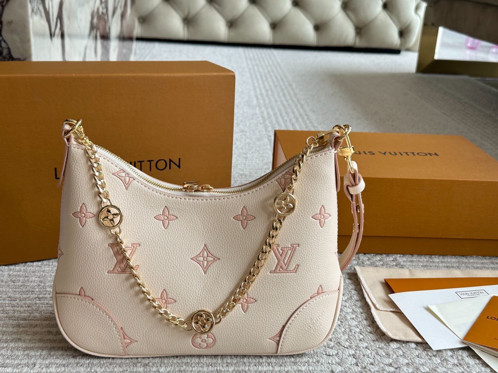 【今日特価】L Brand ホワイトストロベリー クロワッサンバッグ 29×16cm