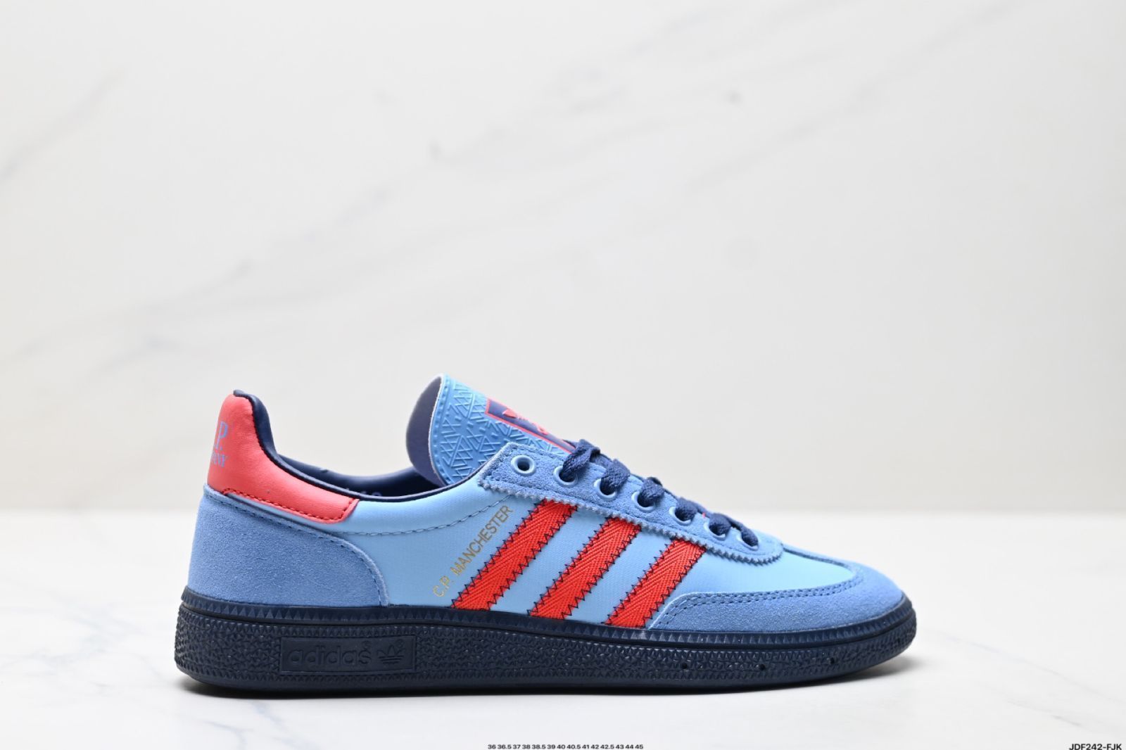 アディダス 公式オリジナルバージョンの Handball Spezial。アディダスのクラシックモデルで、ヴィンテージなレトロスタイルのカジュアルスケートシューズです