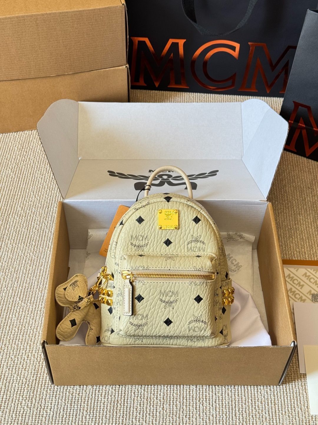 【今日特価】MCM 2024 モデル ダブルバックパック(MCM 2024 Model Double Backpack)
