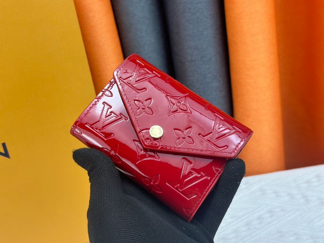 LVルイ・ヴィトン/財布/Monogram Unplantレザー、。コンパクトだがコインや紙幣ポケット、6つのカードスロットなど実用的な機能を持つエンベロープ型財布。[本日特価|新品未使用品]