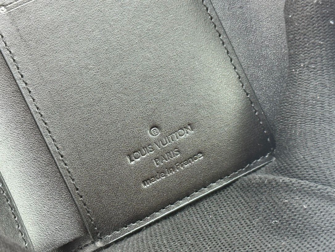 LVルイ・ヴィトン/財布/エナメルMonogram Unplantレザー、“Portefeuille Victorine”。コンパクトだがコインや紙幣ポケット、6つのカードスロットなど実用的な機能を持つエンベロープ型財布。[本日特価|新品未使用品]