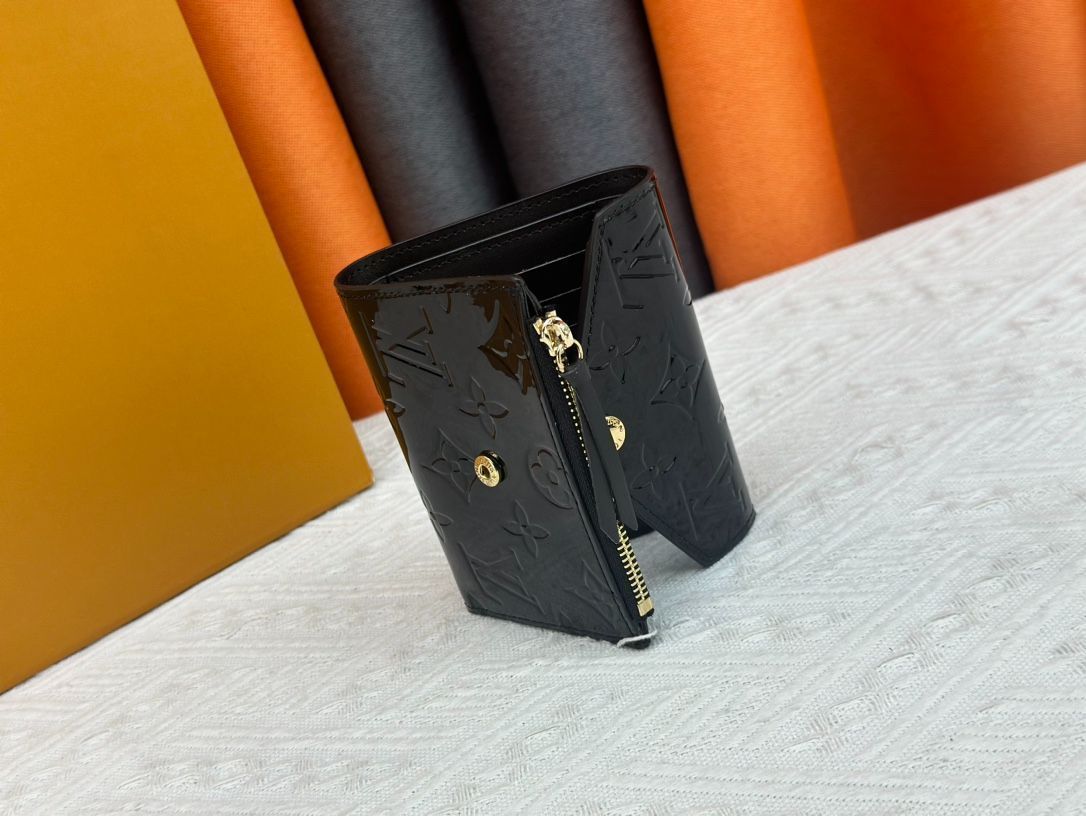 LVルイ・ヴィトン/財布/エナメルMonogram Unplantレザー、“Portefeuille Victorine”。コンパクトだがコインや紙幣ポケット、6つのカードスロットなど実用的な機能を持つエンベロープ型財布。[本日特価|新品未使用品]
