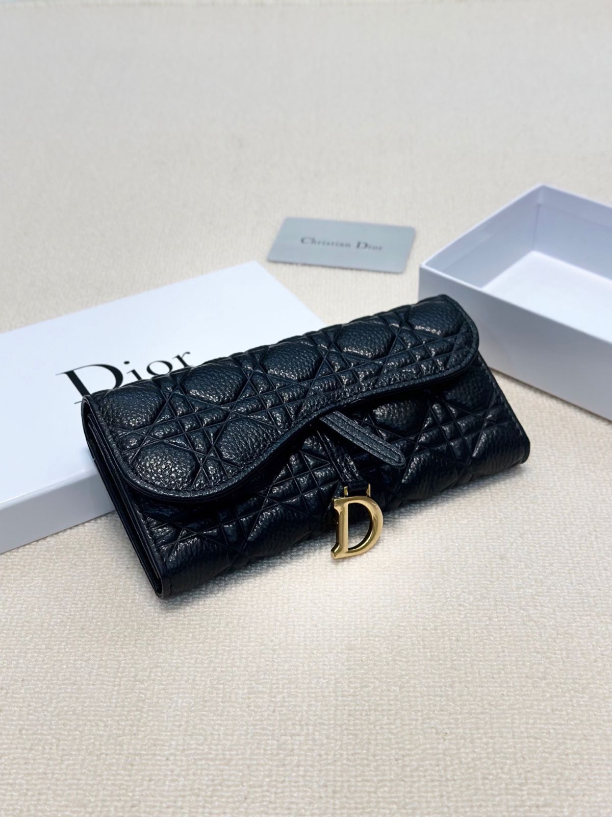 【今日特価】Dior レディースウォレット, ブラック, エンボス加工レザー, 実用的でスタイリッシュなデザイン！[本日特価|新品未使用品]