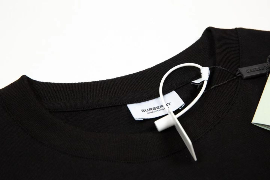 【今日特価】Burberry 発泡ロゴ T シャツ 【今日特価】Burberry 発泡ロゴ T シャツ
