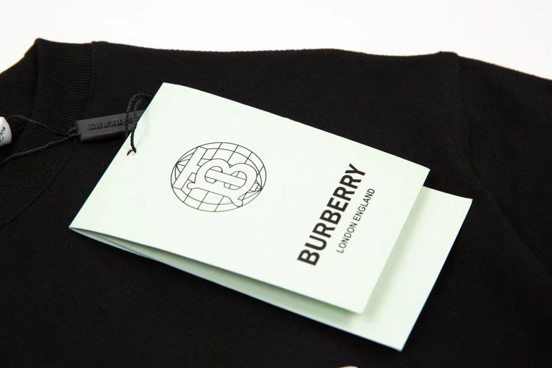 【今日特価】Burberry 発泡ロゴ T シャツ 【今日特価】Burberry 発泡ロゴ T シャツ