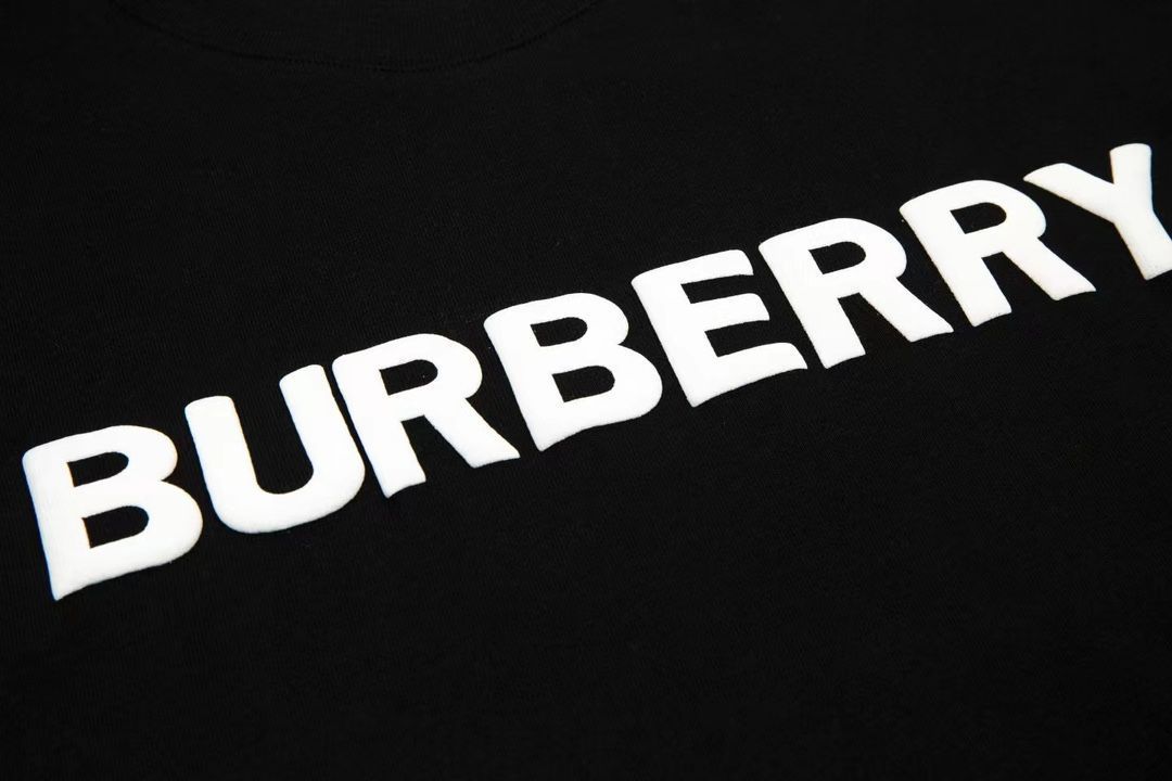 【今日特価】Burberry 発泡ロゴ T シャツ 【今日特価】Burberry 発泡ロゴ T シャツ
