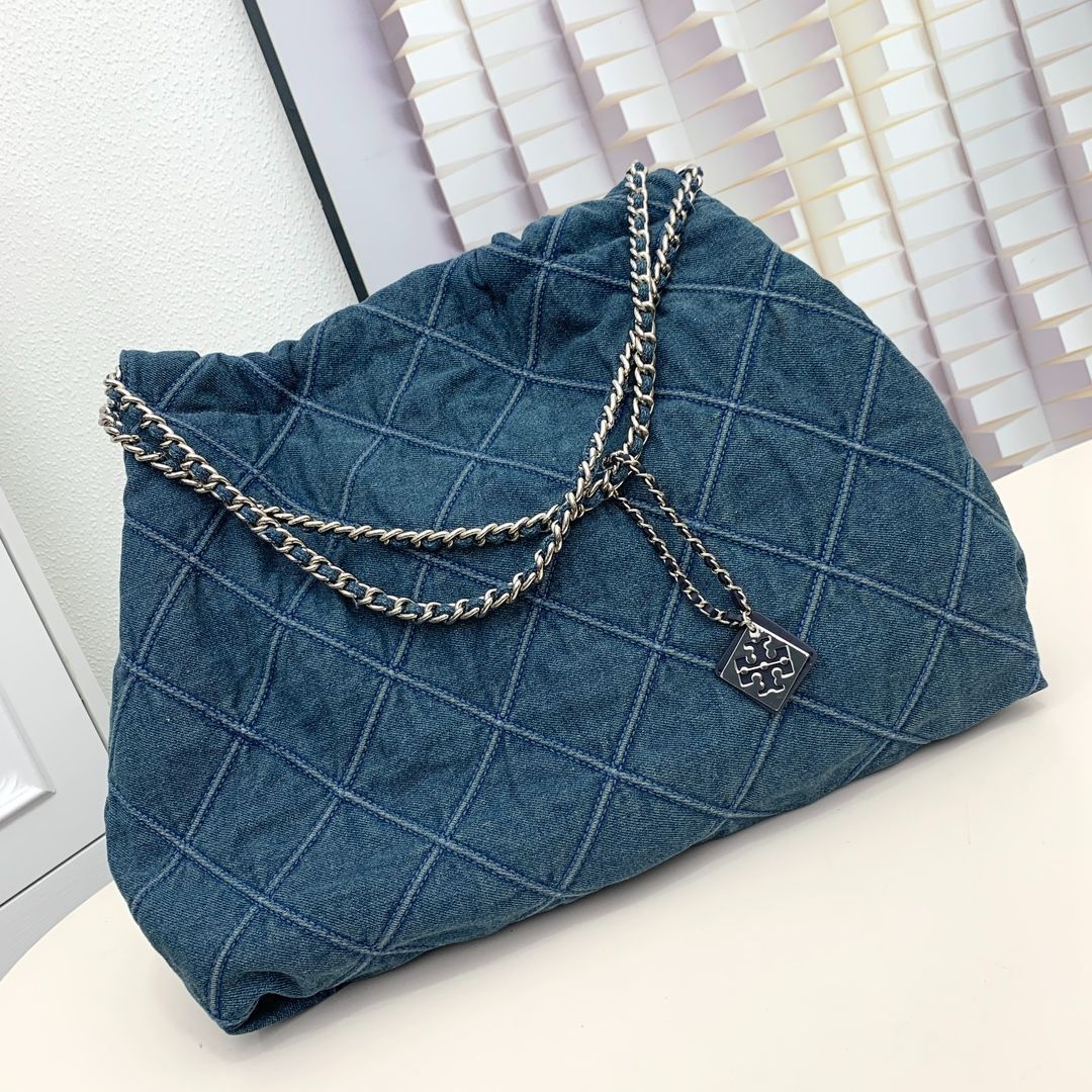 【今日特価】Tory Burch 2024 新モデル Fleming デニムブルー生地の菱格子チェーンショッピングバッグ（大サイズ）-WTO輸入1