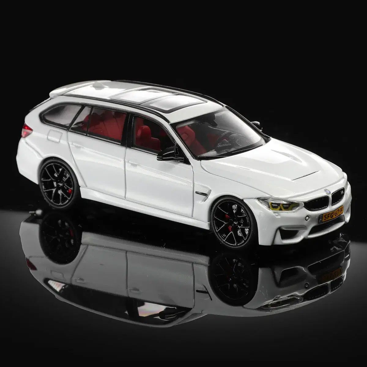 1:64 MORTAL BMW M3 CS **BE THE SUN TOUR-ING (F81)**