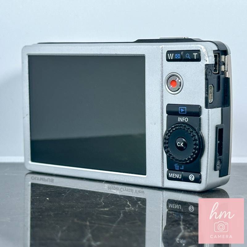 OLYMPUS μ-7040 デジタルカメラ　オリンパス　ミュー　コンデジ OLYMPUS μ-7040 チタニウムシルバー 1400万画素 光学7倍ズーム 広角