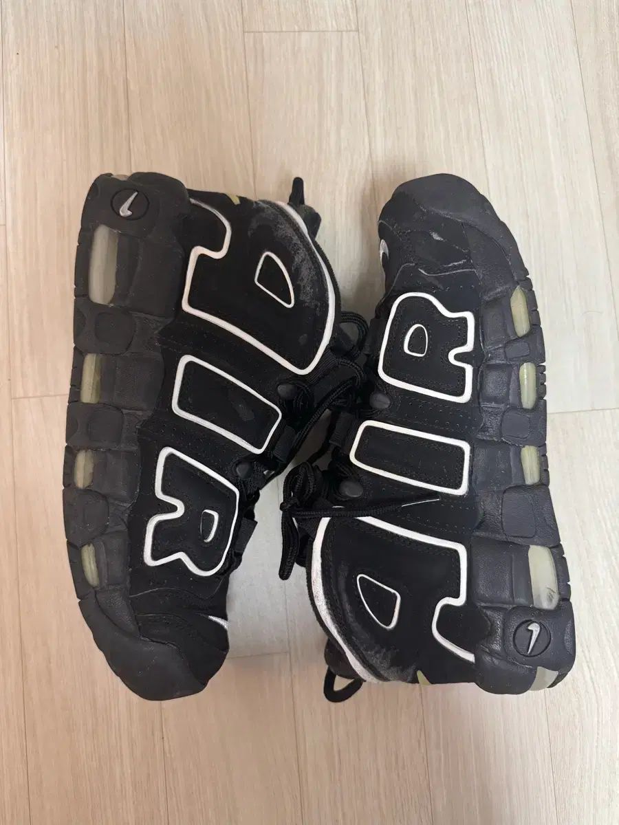 265 NIKE ナイキ エアモア アップテンポ 白黒