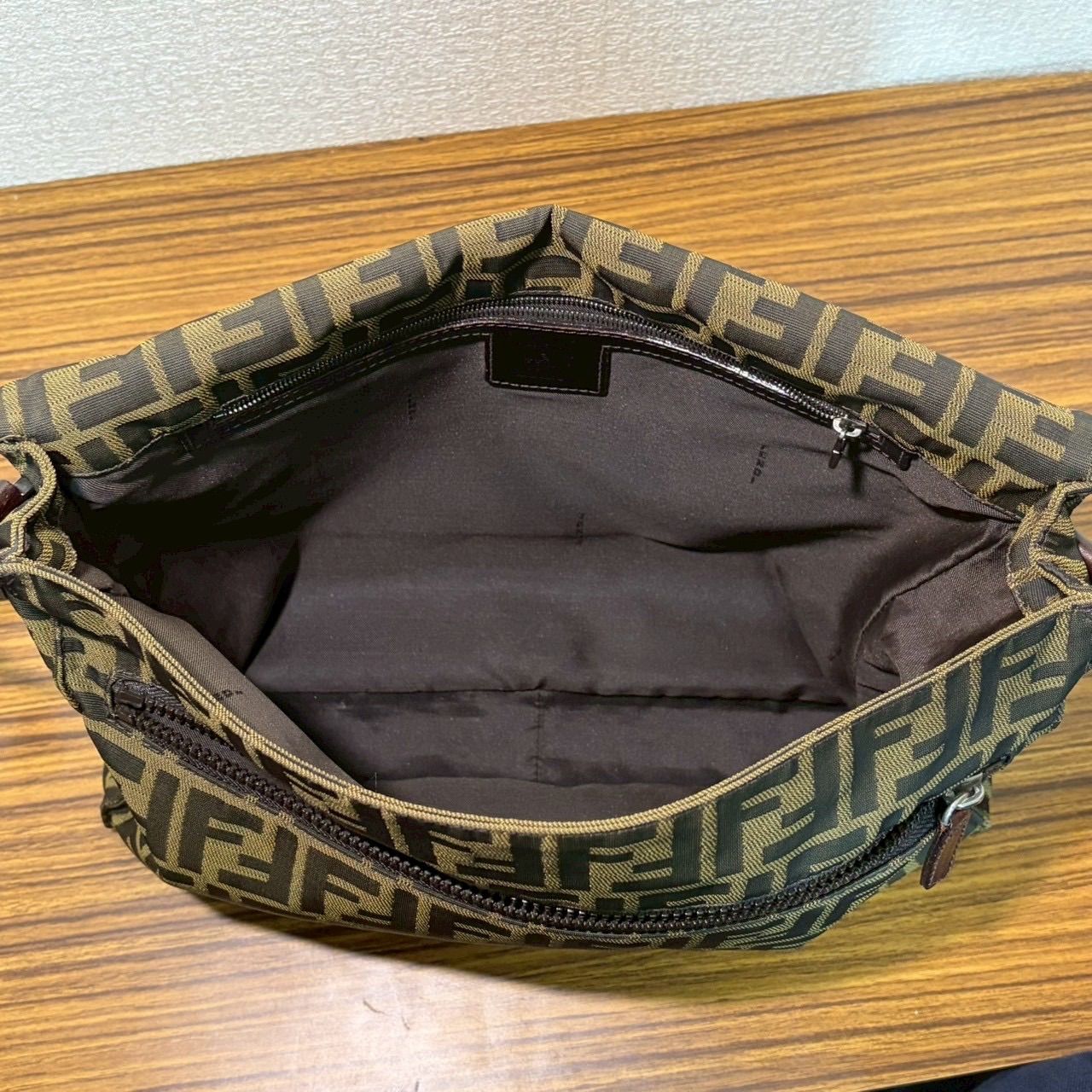 人気/ヴィンテージ】FENDI ズッカ柄 メッセンジャー ショルダーバッグ