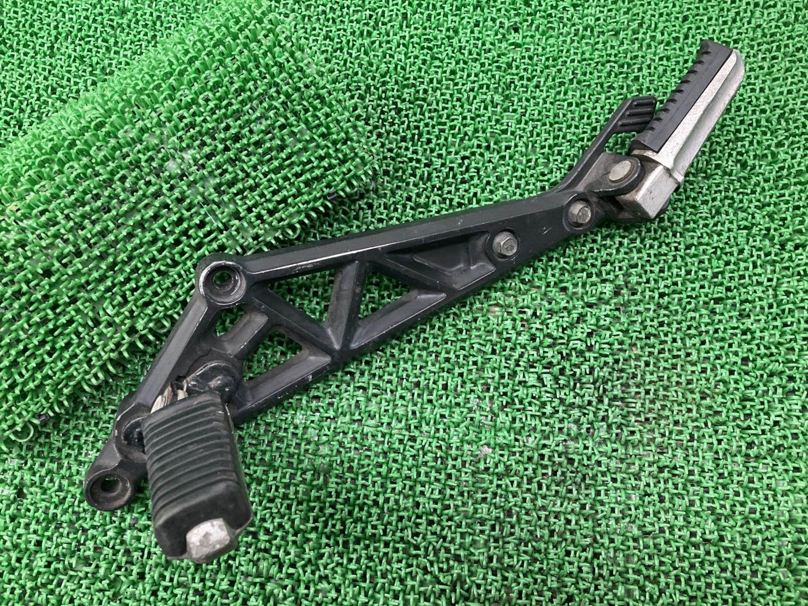 GPZ750F ステップ 左 カワサキ 純正 中古 ZX750A ステップホルダー プレート ペグ cX GPZ750F ステップ 左 カワサキ 純正 中古 ZX750A ステップホルダー