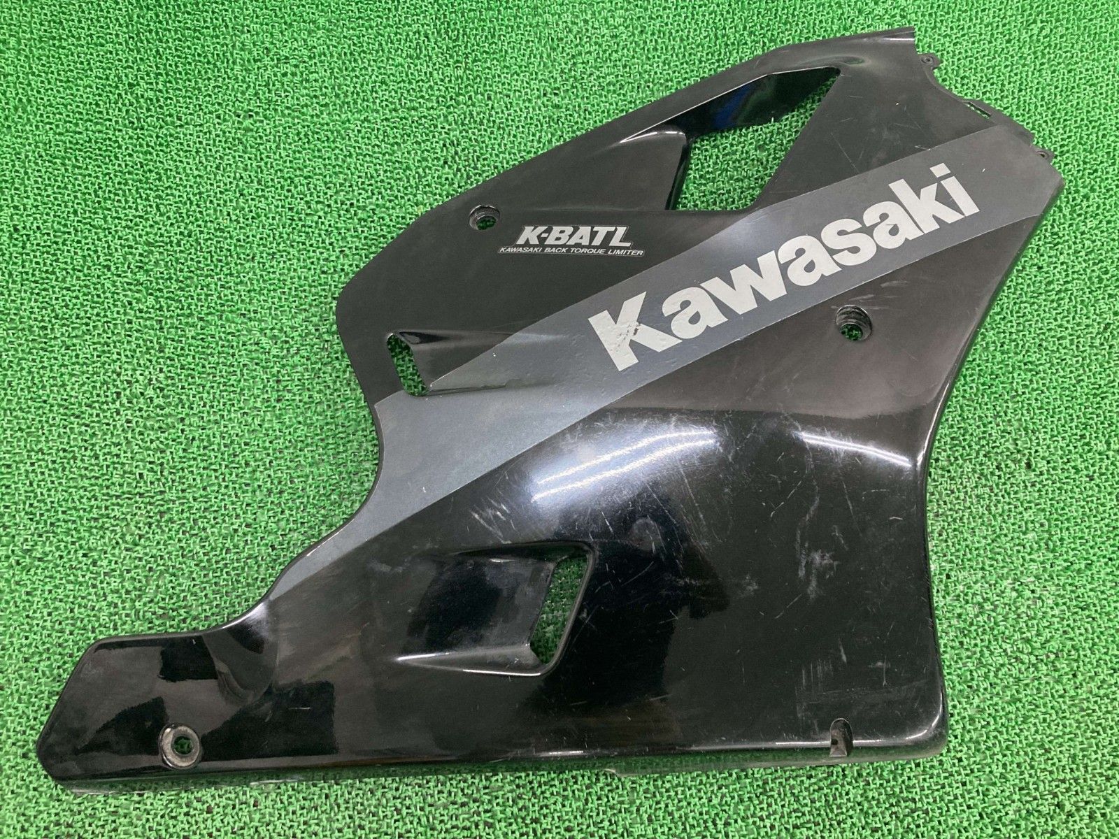 ZXR400 サイドカウル 右 黒M カワサキ 純正 中古 ZX400H アンダーカウル fY ZXR400 サイドカウル 右 黒M カワサキ 純正 中古 ZX400H アンダー