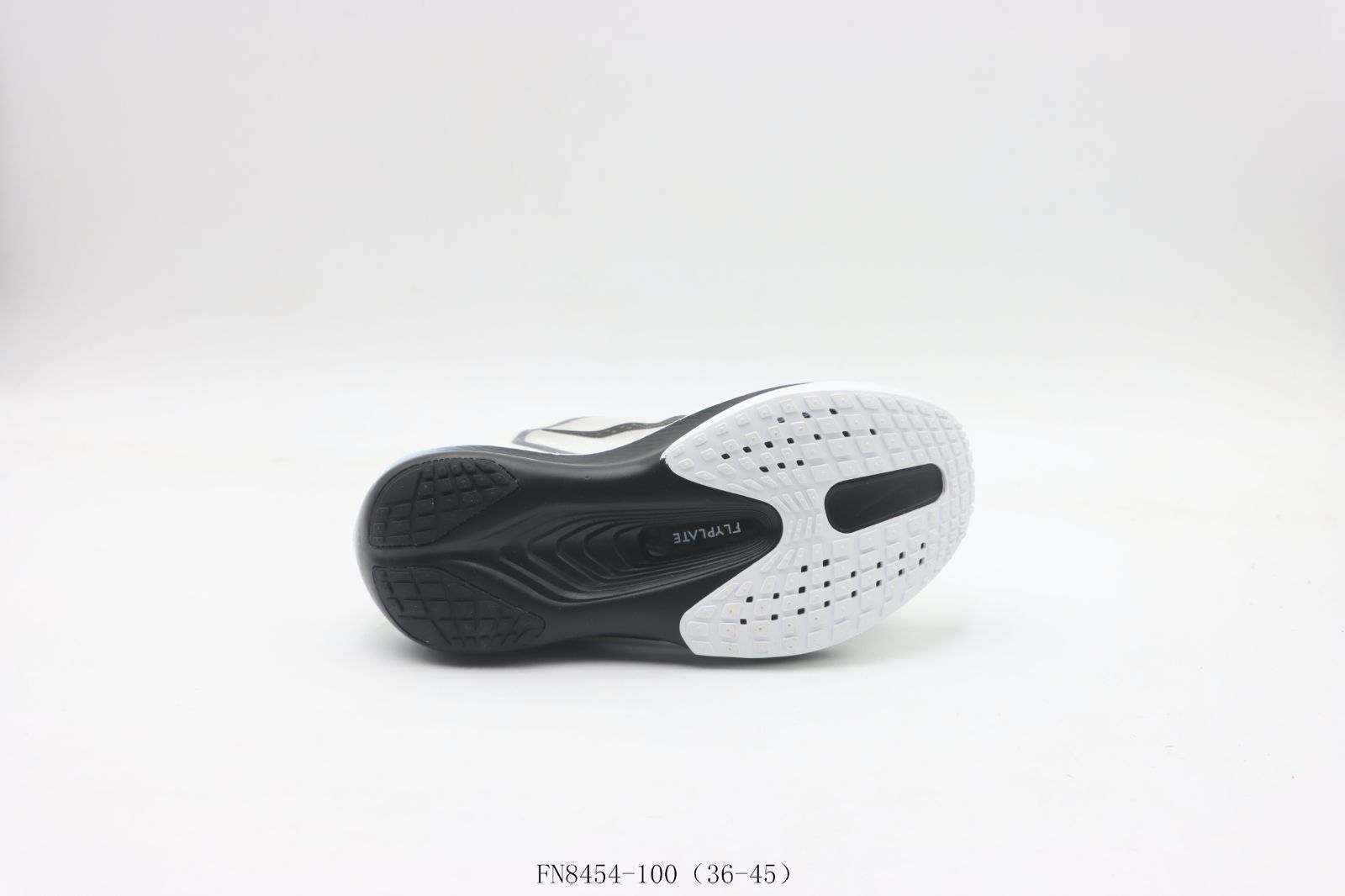 【今日特価】ナイキのランニングシューズ FLY4 白と黒 FN8454 - 100
