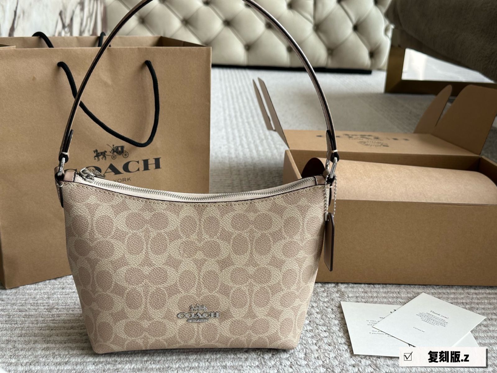 【今日特価】Coach Zip Top アンダーアームバッグ