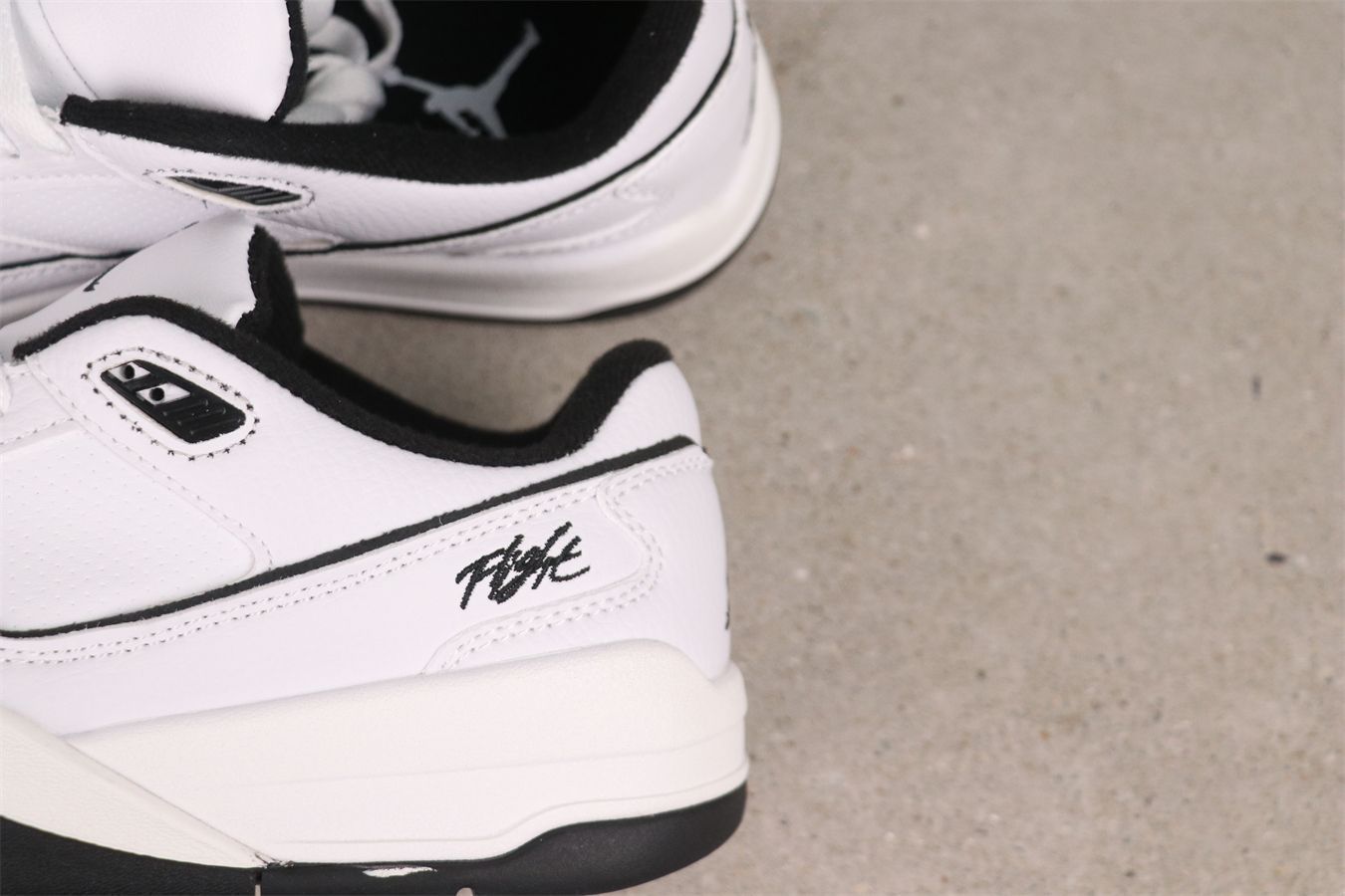 【今日特価】Air Jordan 4 HF3255-100 エアジョーダン 4 ホワイトブラック（White Black）