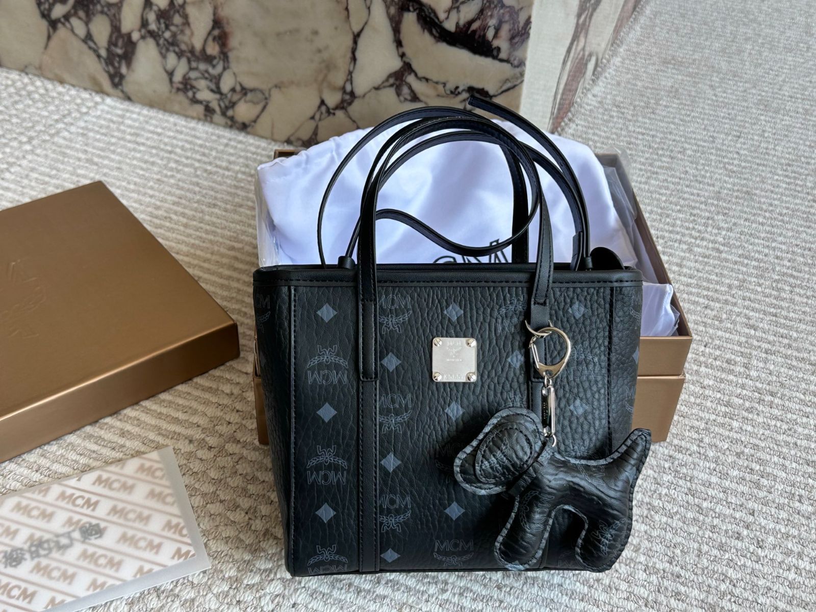【今日特価】Mcm Tea Gold Mini Market Tote with Dog Charm メシューエム ティーゴールド ミニ マーケットトートバッグ（犬チャーム付）