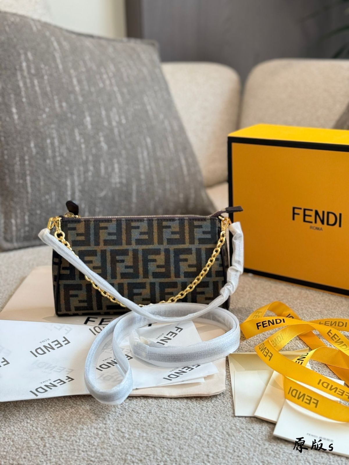 【今日特価】Fendi デュアルストラップ ヴィンテージプリント アンダーアームバッグ