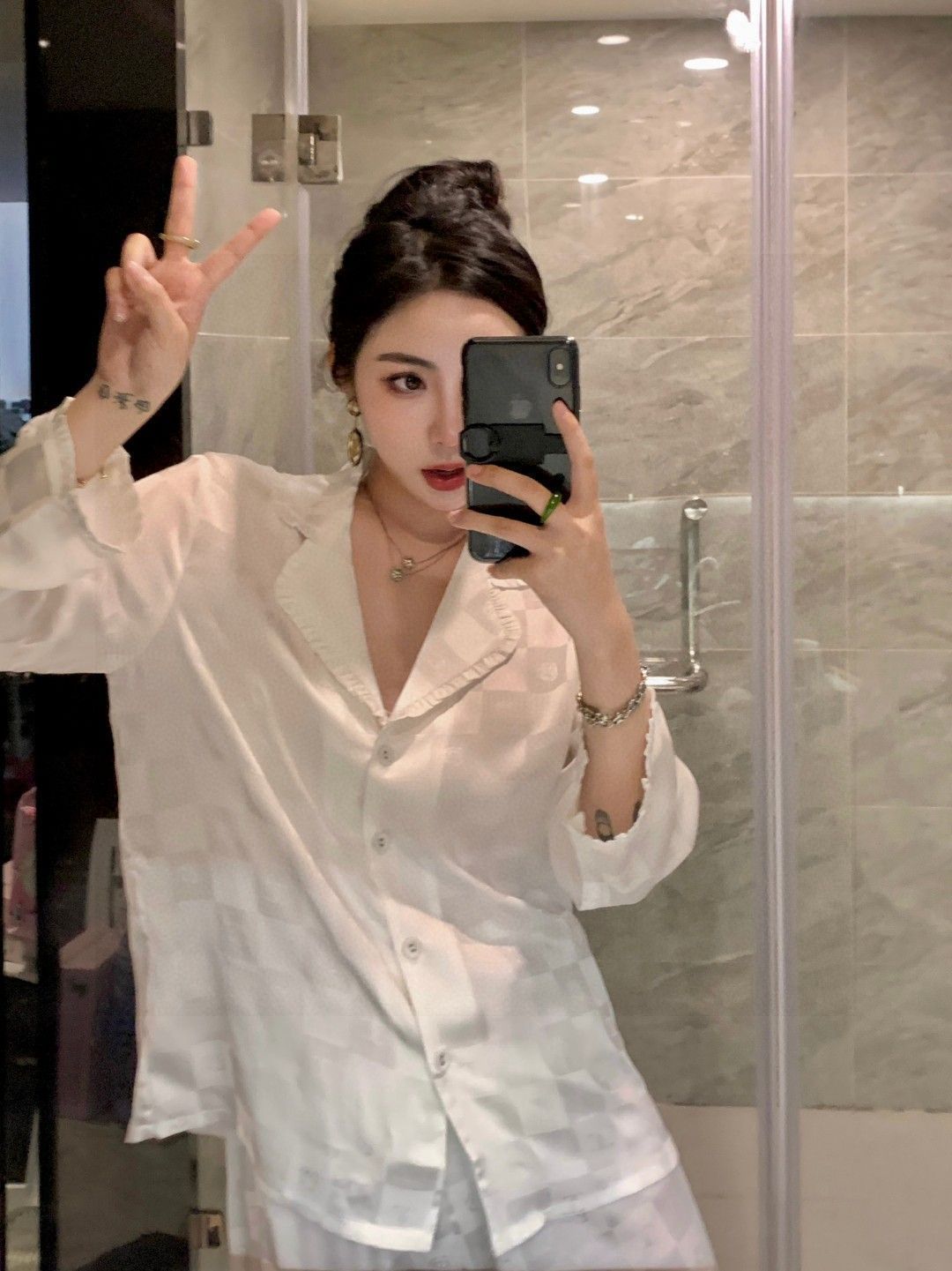 これは CHANEL（シャネル）の新モデルのパジャマです。原単品質で、女性用の 2 ピースセットで、長袖と長パンツの組み合わせです。大変おすすめの商品で、クラシックなダブル C と椿のデザインが特徴です。
