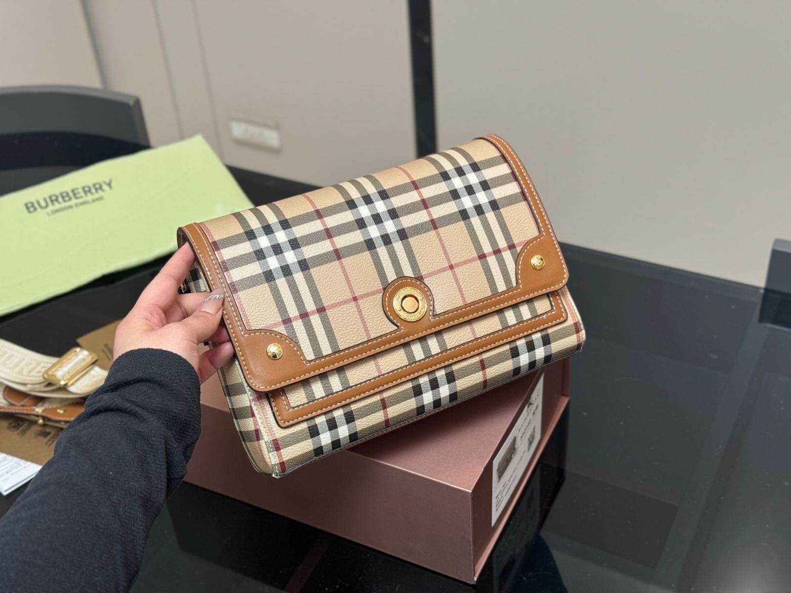 【今日特価】Burberry キャンバス ポストマンバッグ