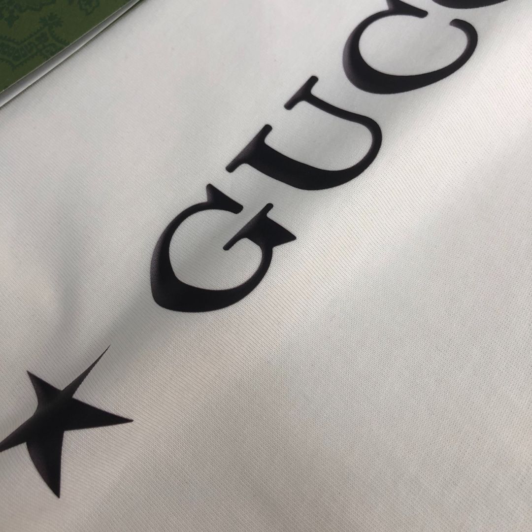 【本日限定特価】GUCCI 春夏 ロゴプリントTシャツ [本日特価|新品未使用品]