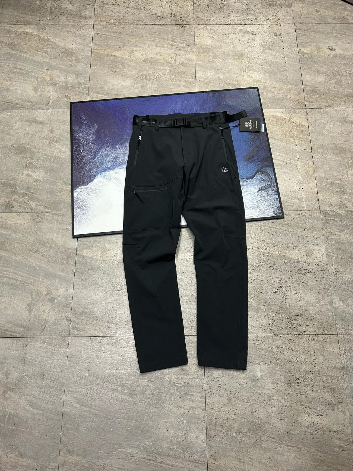 秋の長パンツ KOLON SPORT / コロン メンズ用のソフトシェルパンツ アウトドア用の撥水性能のあるスポーツ長パンツ ストレッチのあるクラシックなパターンのパンツ ソフトシェルで速乾性のあるパンツ！