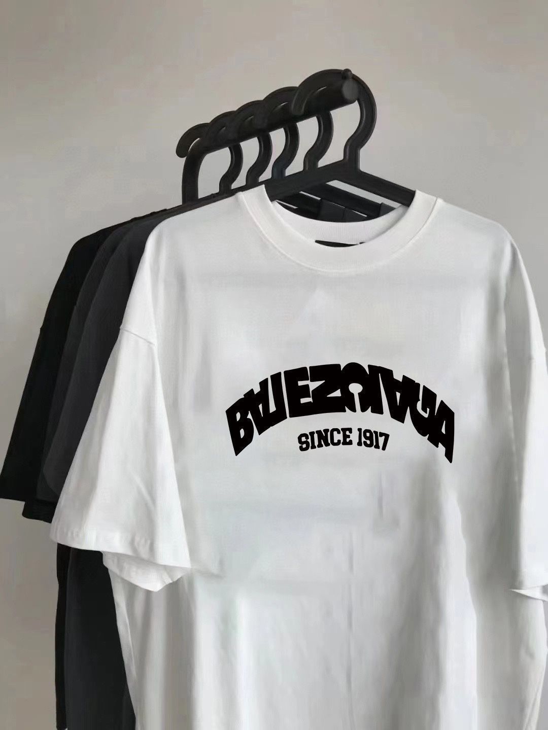この半袖はバレンシアガの最新作で、専門店と同期のデザインです。倒標字母のプリントが目を引き、ユニークでファッション感たっぷりです。 この半袖はバレンシアガの最新作で、専門店と同期のデザインです。倒標字母のプリントが目を引き、ユニークでファッション感たっぷりです。