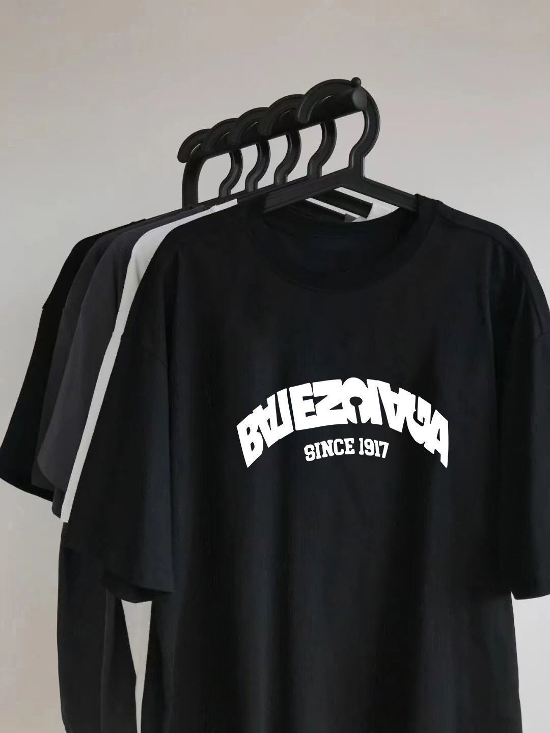 この半袖はバレンシアガの最新作で、専門店と同期のデザインです。倒標字母のプリントが目を引き、ユニークでファッション感たっぷりです。 この半袖はバレンシアガの最新作で、専門店と同期のデザインです。倒標字母のプリントが目を引き、ユニークでファッション感たっぷりです。