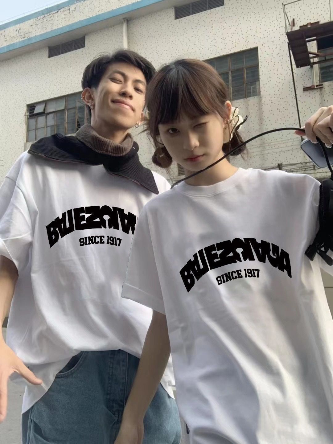 この半袖はバレンシアガの最新作で、専門店と同期のデザインです。倒標字母のプリントが目を引き、ユニークでファッション感たっぷりです。 この半袖はバレンシアガの最新作で、専門店と同期のデザインです。倒標字母のプリントが目を引き、ユニークでファッション感たっぷりです。