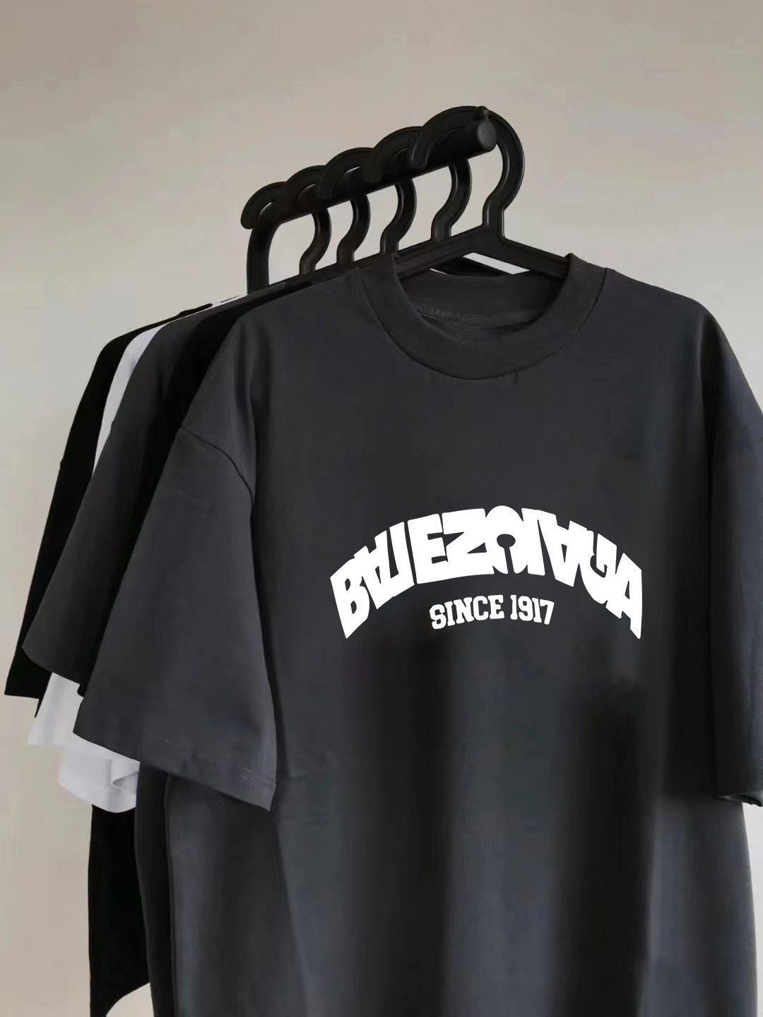 この半袖はバレンシアガの最新作で、専門店と同期のデザインです。倒標字母のプリントが目を引き、ユニークでファッション感たっぷりです。 この半袖はバレンシアガの最新作で、専門店と同期のデザインです。倒標字母のプリントが目を引き、ユニークでファッション感たっぷりです。