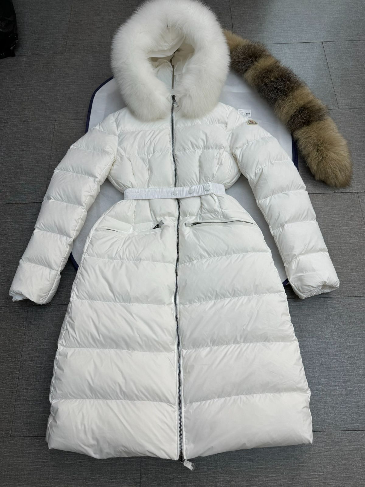 MONCLER モンクレール ブラックダウンジャケットロングタイプ白い襟｜本日限定特価｜新品未使用