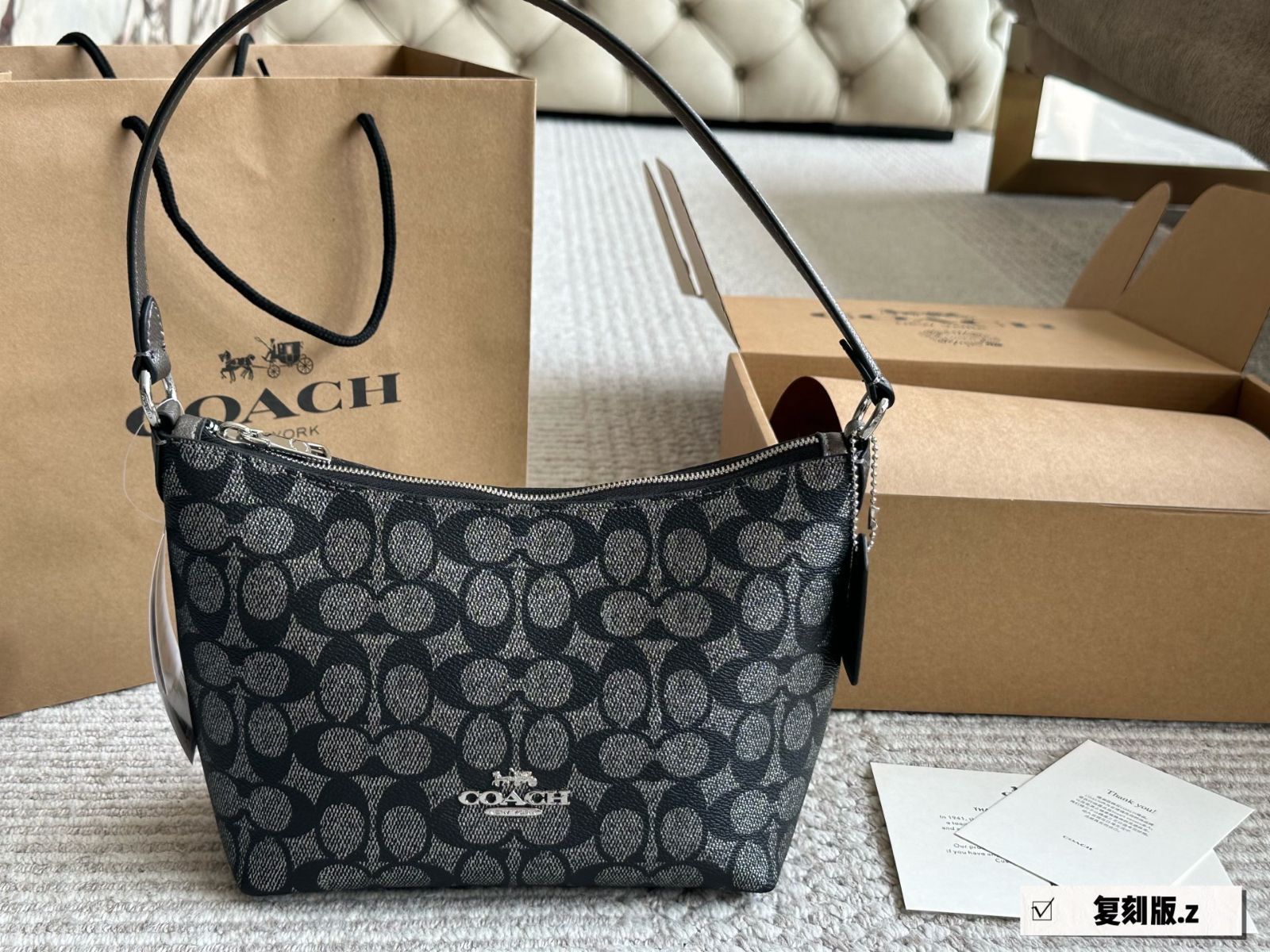 【今日特価】Coach Zip Top アンダーアームバッグ