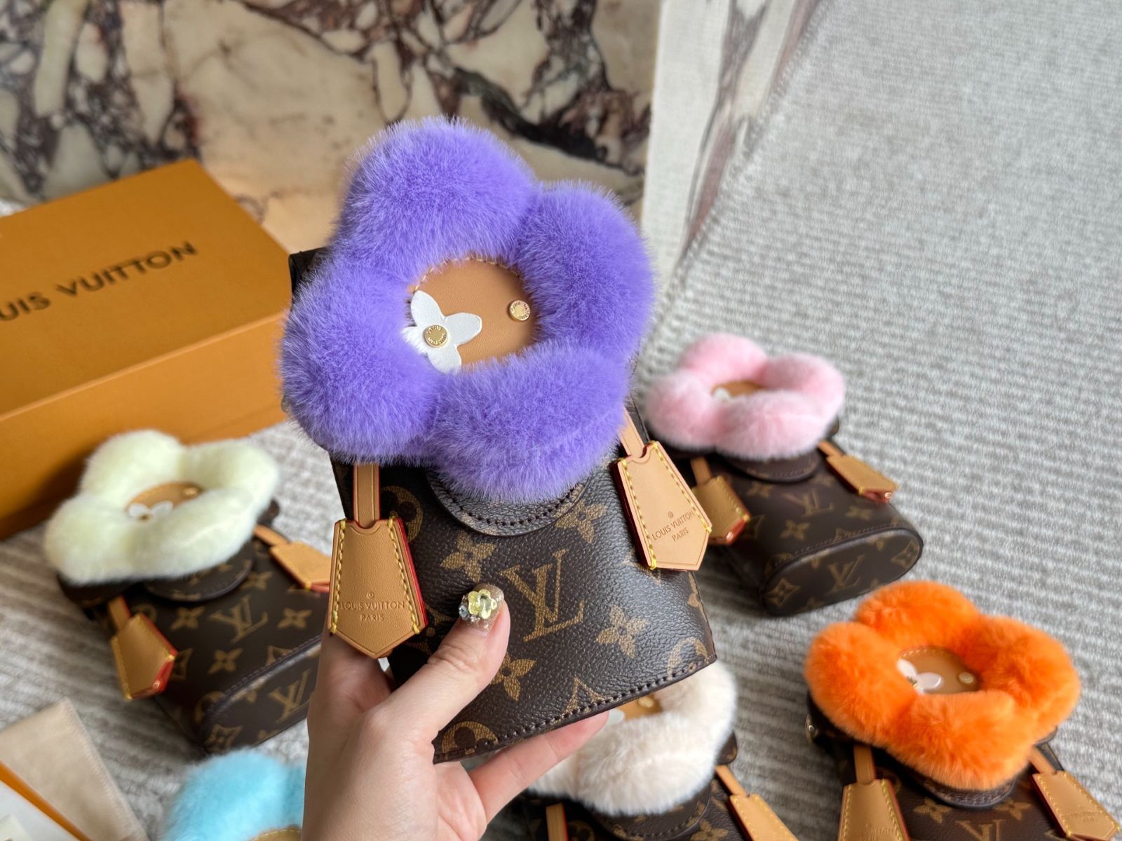 【今日特価】LV 2024 クリスマス リミテッド ヴィヴィアン スマホバッグ ベルベット（15×10cm）-MM輸入 12,160円